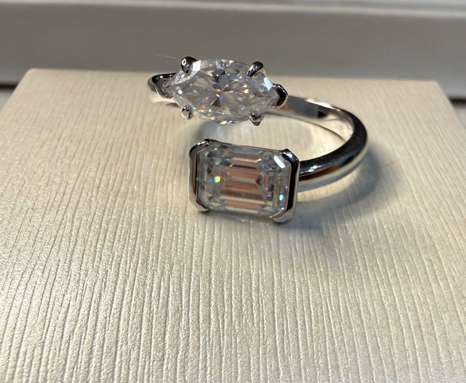 Anel em Prata com Banho de Ródio e Moissanite 10x7 mm