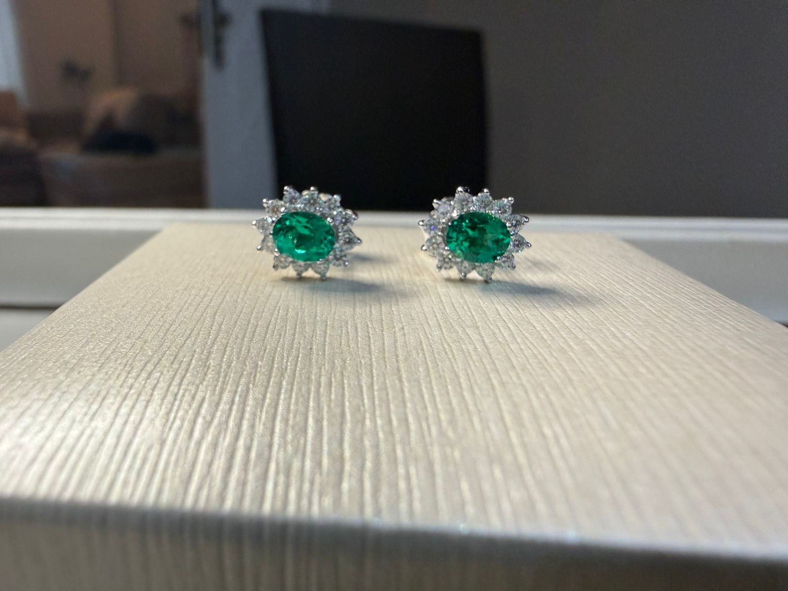 Brinco em Prata com Banho de Ródio, Esmeralda e Moissanites Modelo Oval