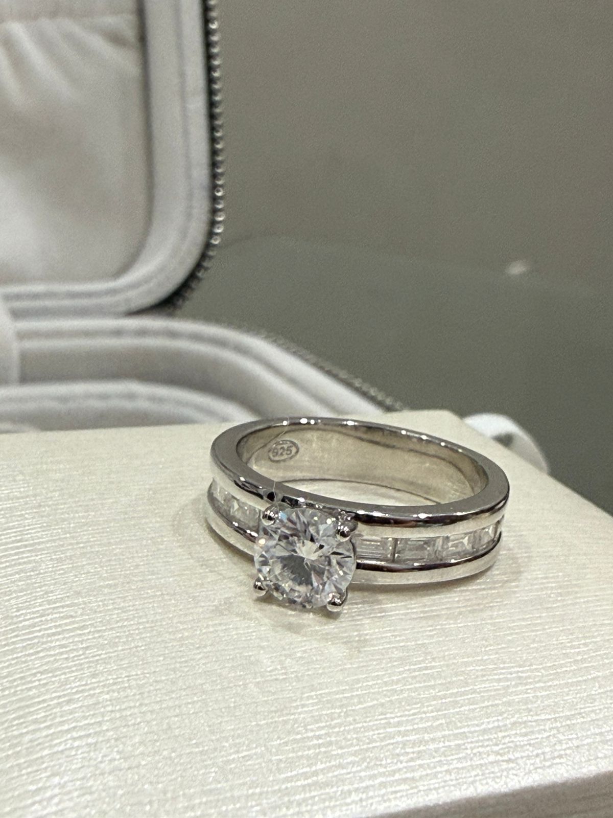 Anel em Prata com Banho de Ródio e Moissanite 10x7 MM