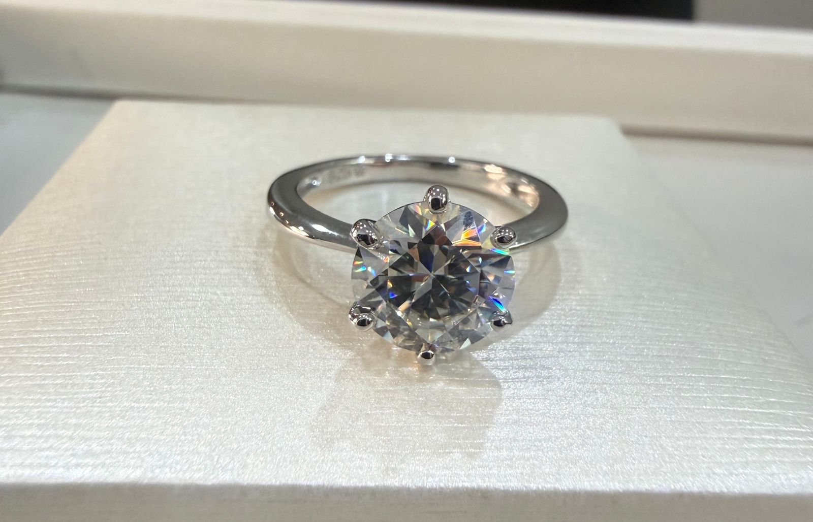 Anel em Prata com Banho de Ródio e Moissanite 9,5 mm