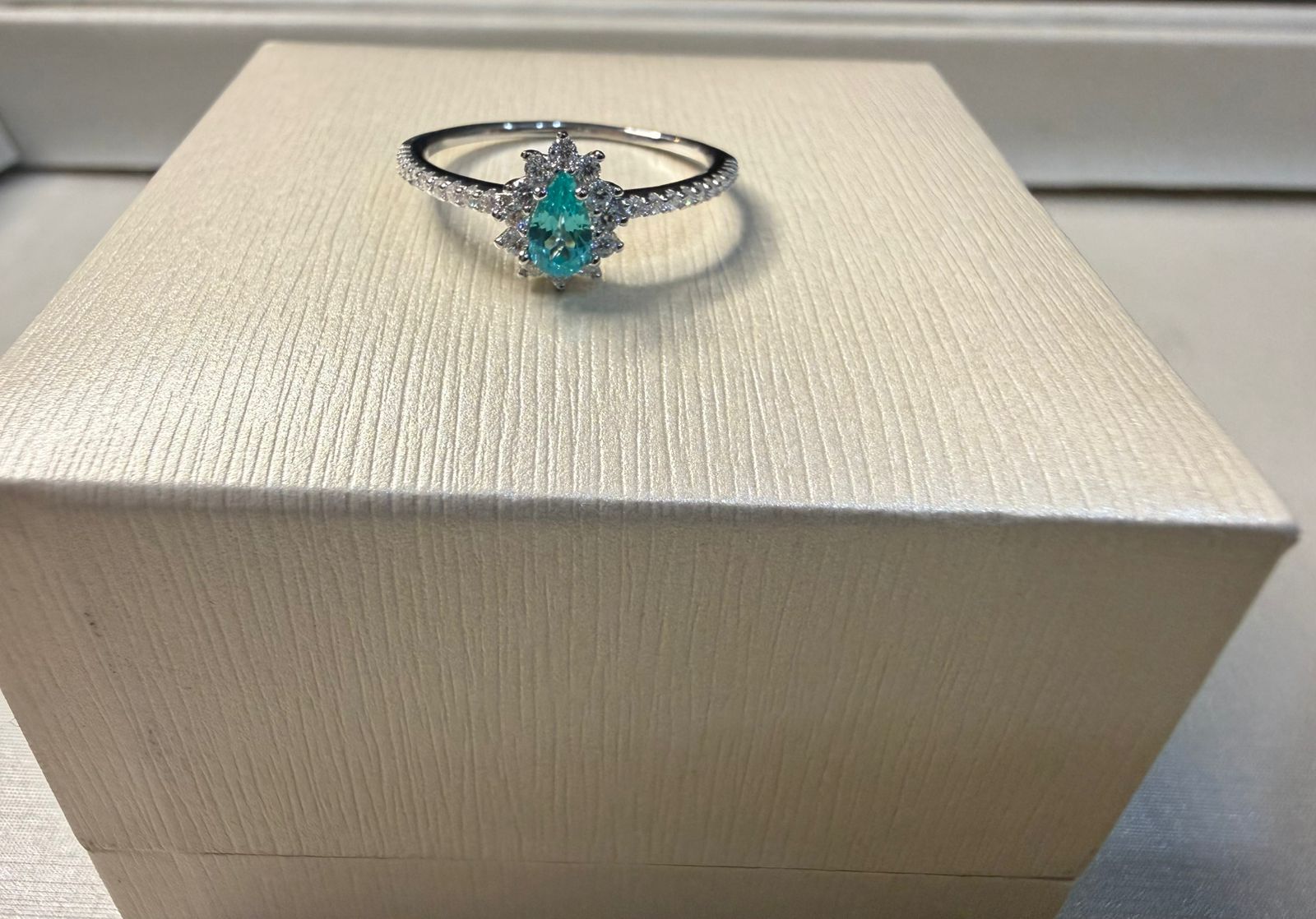 Anel em Prata com Banho de Ródio, Turmalina e Moissanites – Certificação IGI - ARO 15