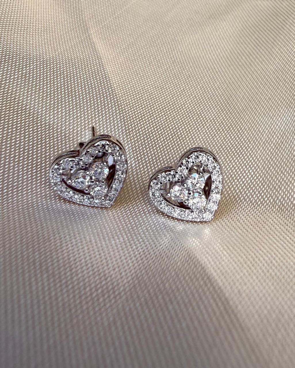 Brinco coração no moissanite na prata com ródio