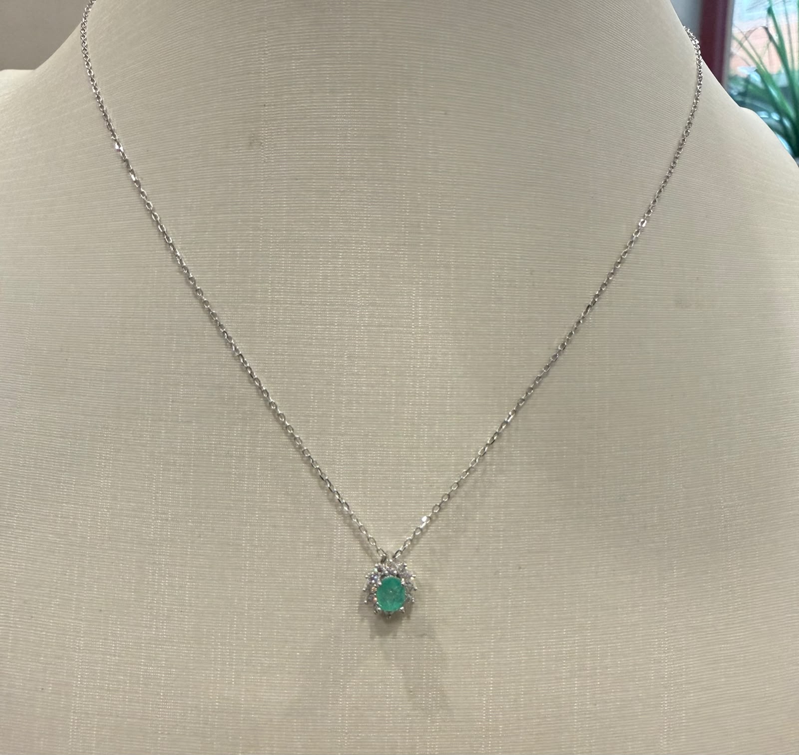 Colar oval no moissanite na prata com banho ródio