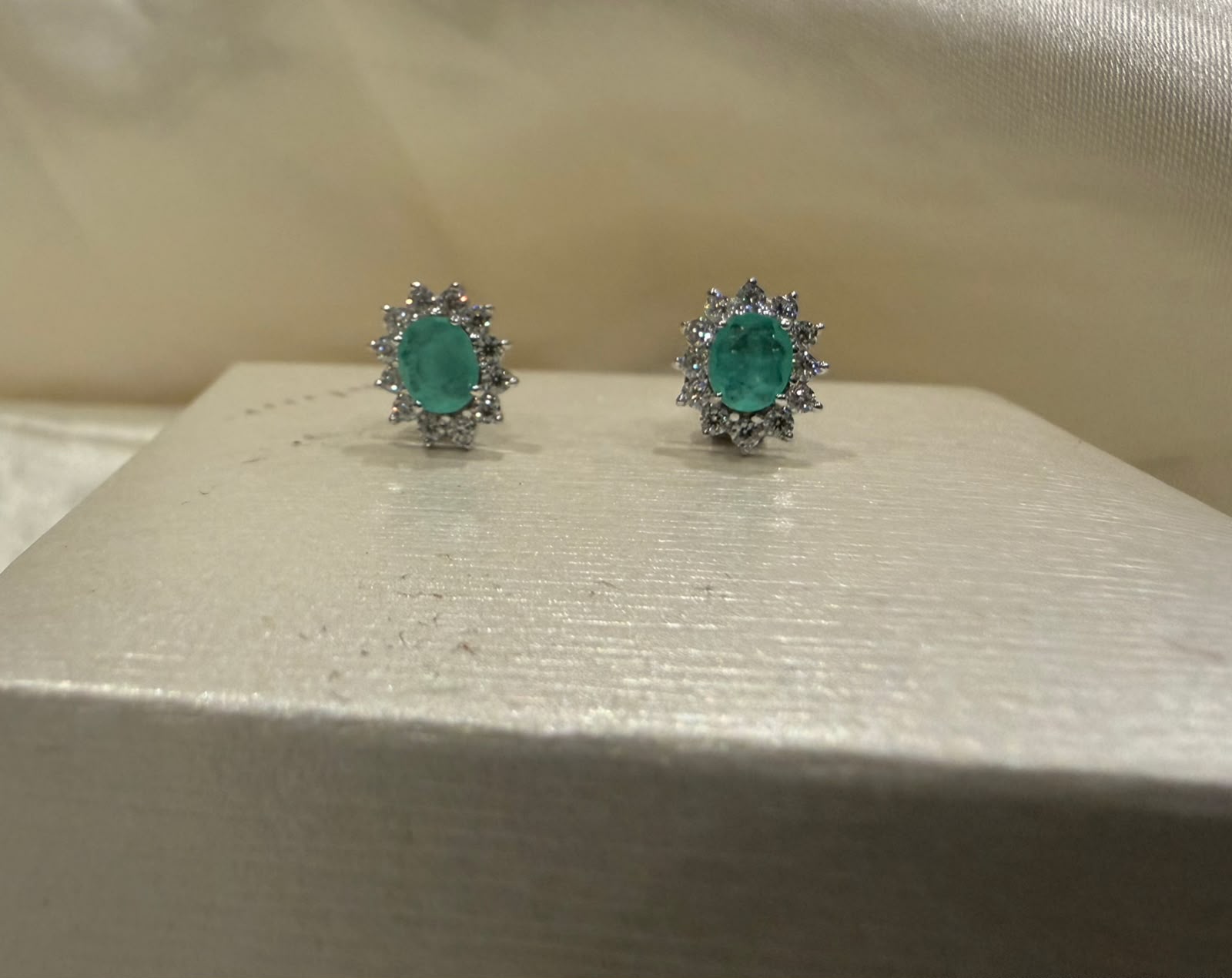 Brinco oval no moissanite e esmeralda colombiana